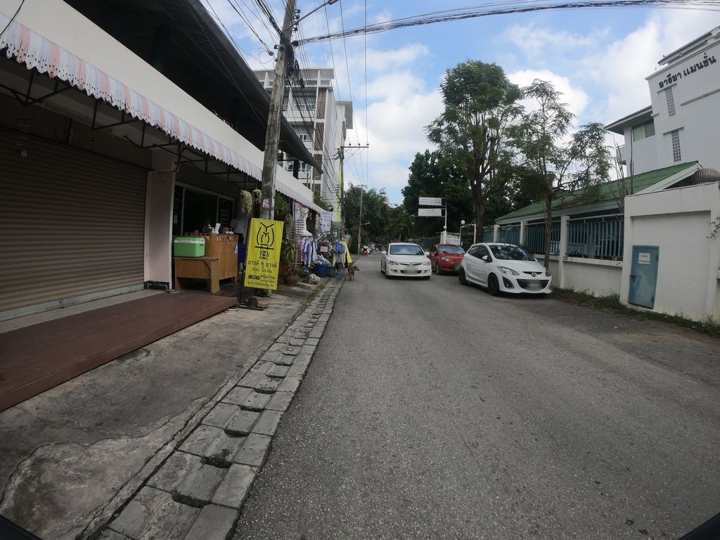 ภาพถนนตรงที่ Sticky Hair Barber ตั้งอยู่ ถ่ายโดย chanuwath_grab พ.ศ. 2562 (2019) · A street-level view of where Sticky Hair Barber stands, by chanuwath_grab in 2562 (2019)
