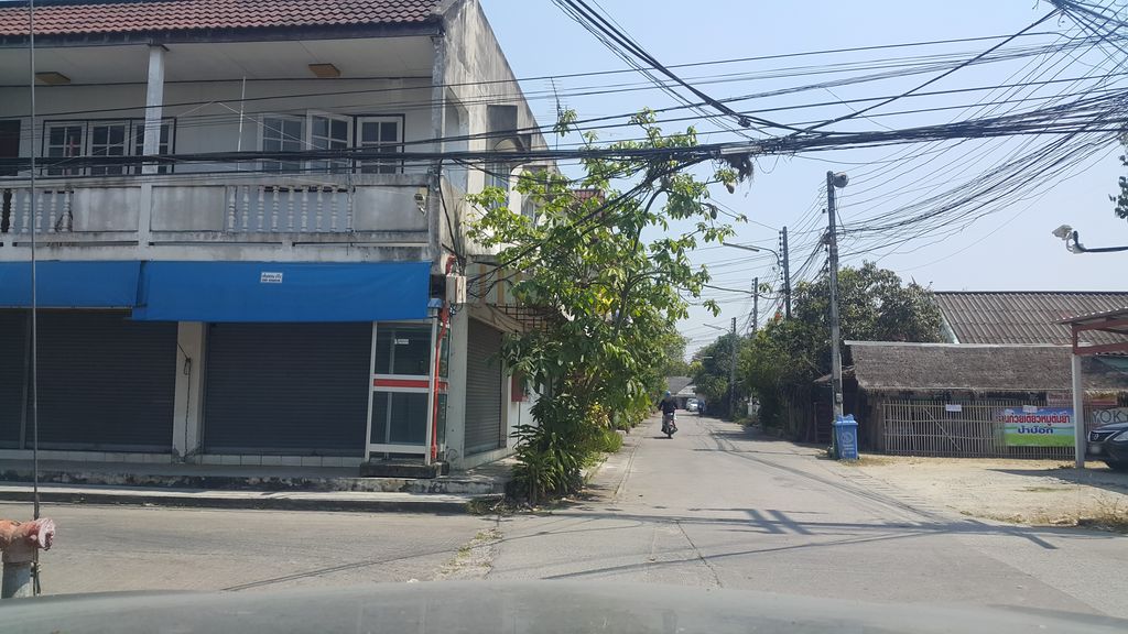 ภาพถนนตรงที่ Sep88 Shop.เสื้อยืดมือสองเชียงใหม่ ตั้งอยู่ ถ่ายโดย jrcarlsen พ.ศ. 2560 (2017) · A street-level view of where Sep88 Shop.เสื้อยืดมือสองเชียงใหม่ stands, by jrcarlsen in 2560 (2017)