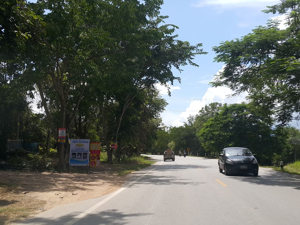 ภาพถนนตรงที่ ฟาร์มเห็ดพี่ติ๊ก ตั้งอยู่ ถ่ายโดย jrcarlsen พ.ศ. 2558 (2015) · A street-level view of where ฟาร์มเห็ดพี่ติ๊ก · Farm Het Phi Tik stands, by jrcarlsen in 2558 (2015)