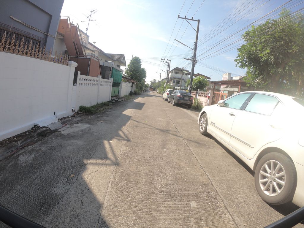 ภาพถนนตรงที่ CAREMAT Foundation ตั้งอยู่ ถ่ายโดย chanuwath_grab พ.ศ. 2562 (2019) · A street-level view of where CAREMAT Foundation stands, by chanuwath_grab in 2562 (2019)