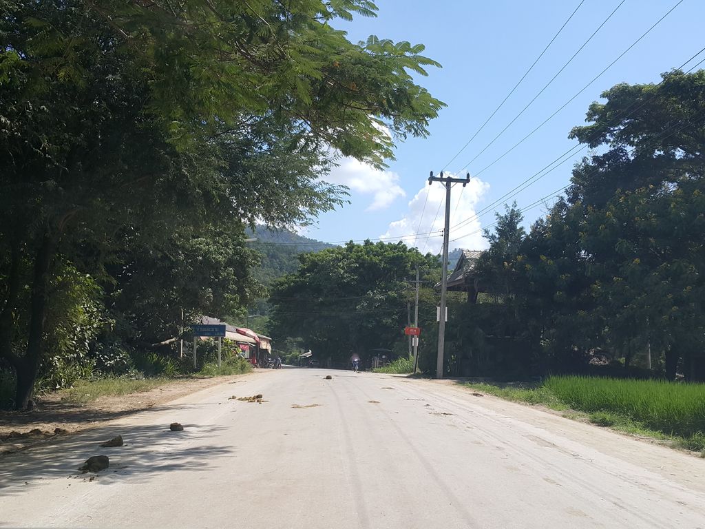 ภาพถนนตรงที่ Chiangmai Adventure ตั้งอยู่ ถ่ายโดย jrcarlsen พ.ศ. 2558 (2015) · A street-level view of where Chiangmai Adventure stands, by jrcarlsen in 2558 (2015)