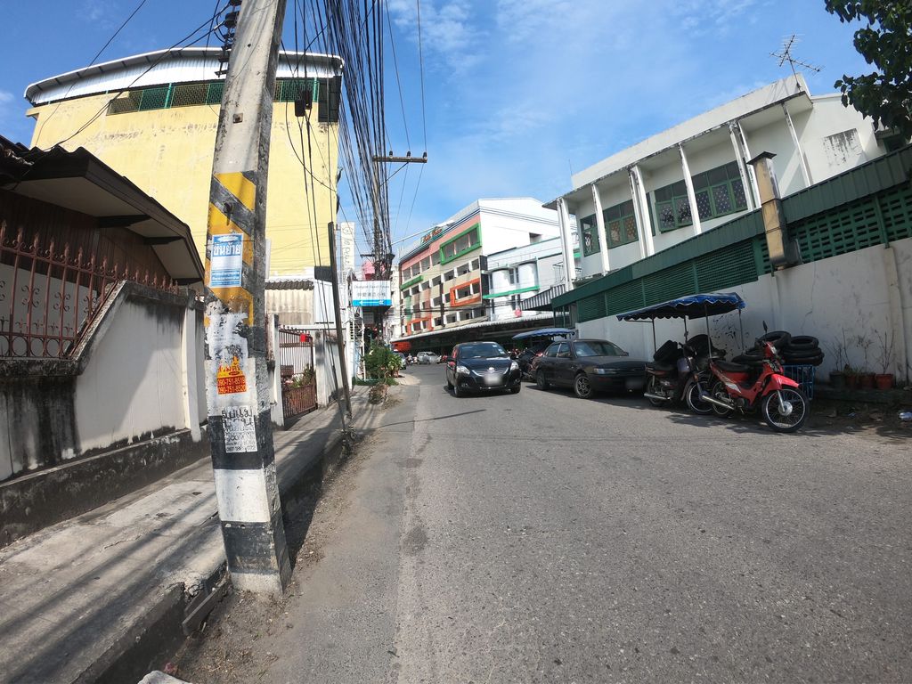 ภาพถนนตรงที่ Chongrak Guesthouse ตั้งอยู่ ถ่ายโดย chanuwath_grab พ.ศ. 2562 (2019) · A street-level view of where Chongrak Guesthouse stands, by chanuwath_grab in 2562 (2019)