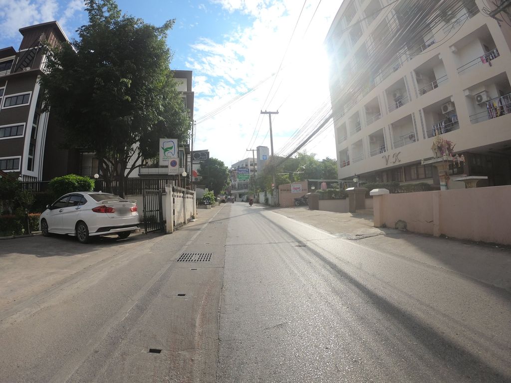 ภาพถนนตรงที่ Dental life clinic ตั้งอยู่ ถ่ายโดย chanuwath_grab พ.ศ. 2562 (2019) · A street-level view of where Dental life clinic stands, by chanuwath_grab in 2562 (2019)