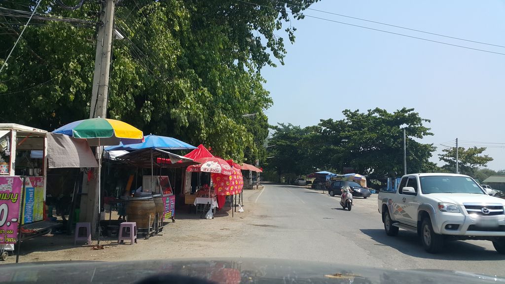 ภาพถนนตรงที่ ญิ๋งใหญ่ไข่เจียว ตั้งอยู่ ถ่ายโดย jrcarlsen พ.ศ. 2559 (2016) · A street-level view of where ญิ๋งใหญ่ไข่เจียว · Ying Yai Khaichiao stands, by jrcarlsen in 2559 (2016)