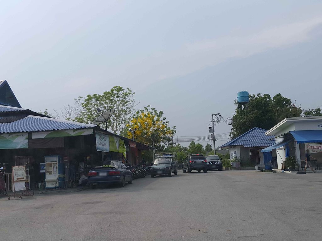 ภาพถนนตรงที่ แม่คือกิจเกษตร ตั้งอยู่ ถ่ายโดย jrcarlsen พ.ศ. 2558 (2015) · A street-level view of where แม่คือกิจเกษตร · Mae Khue Kitketta stands, by jrcarlsen in 2558 (2015)