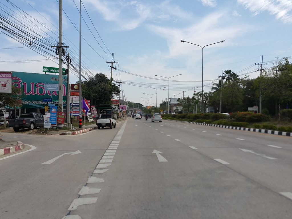 ภาพถนนตรงที่ โกโบริสันทราย ตั้งอยู่ ถ่ายโดย jrcarlsen พ.ศ. 2558 (2015) · A street-level view of where โกโบริสันทราย · Kobro San Sai stands, by jrcarlsen in 2558 (2015)