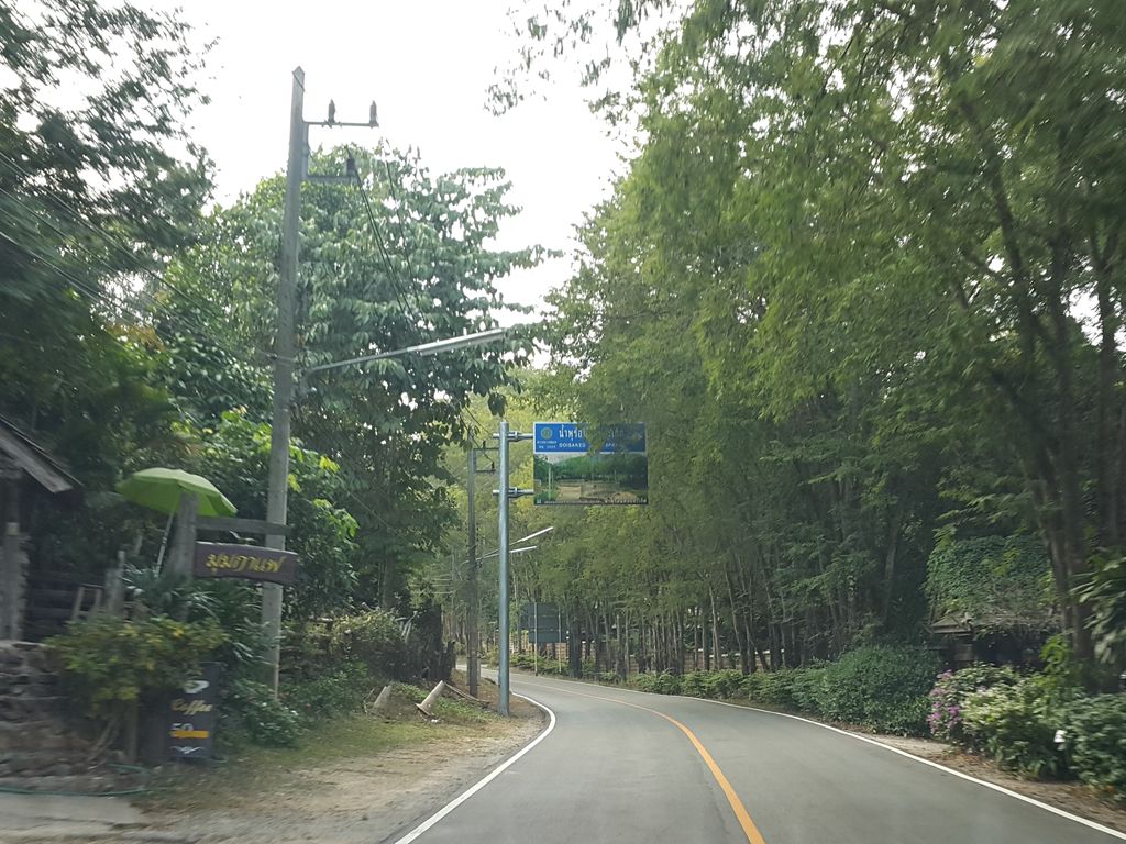 ภาพถนนตรงที่ อาหารตามสั่ง Coffee& กะเพรา ตั้งอยู่ ถ่ายโดย jrcarlsen พ.ศ. 2558 (2015) · A street-level view of where อาหารตามสั่ง Coffee& กะเพรา stands, by jrcarlsen in 2558 (2015)
