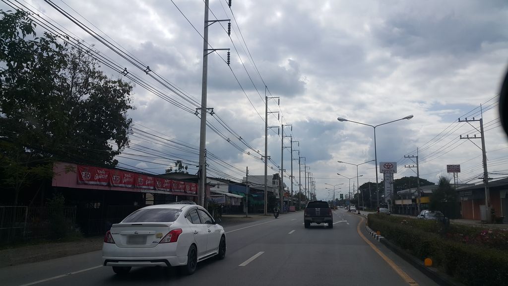 ภาพถนนตรงที่ ก้าวการไฟฟ้า สันป่าตอง ตั้งอยู่ ถ่ายโดย jrcarlsen พ.ศ. 2561 (2018) · A street-level view of where ก้าวการไฟฟ้า สันป่าตอง · Kaokanfaifa San Pa Tong stands, by jrcarlsen in 2561 (2018)