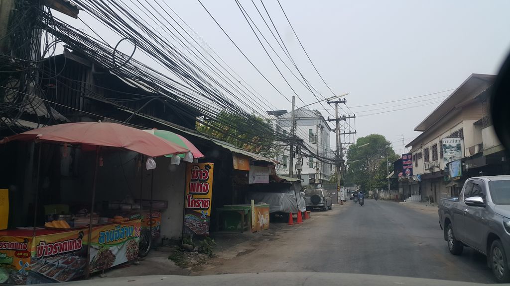 ภาพถนนตรงที่ ก๋วยเตี๋ยวเสือเฒ่า ตั้งอยู่ ถ่ายโดย jrcarlsen พ.ศ. 2562 (2019) · A street-level view of where ก๋วยเตี๋ยวเสือเฒ่า · Kuaitiao Sueathao stands, by jrcarlsen in 2562 (2019)