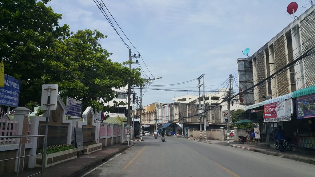 ภาพถนนตรงที่ ป.ปลา ตั้งอยู่ ถ่ายโดย jrcarlsen พ.ศ. 2559 (2016) · A street-level view of where ป.ปลา · Pa.pla stands, by jrcarlsen in 2559 (2016)