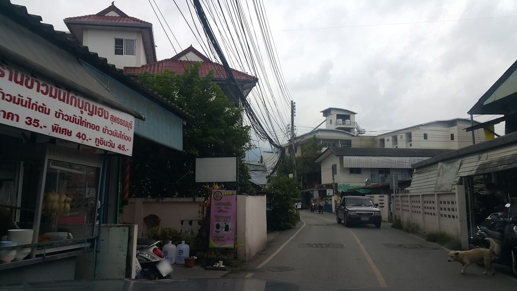 ภาพถนนตรงที่ แซ่บ8แสน เชียงใหม่ ตั้งอยู่ ถ่ายโดย jrcarlsen พ.ศ. 2560 (2017) · A street-level view of where แซ่บ8แสน เชียงใหม่ · Saep8saen Chiang Mai stands, by jrcarlsen in 2560 (2017)