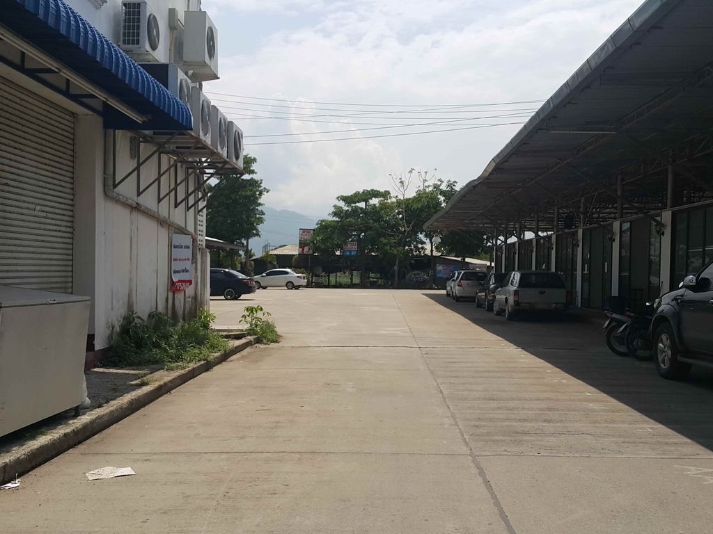ภาพถนนตรงที่ ตลาดรถ หลากสไตล์ ตั้งอยู่ ถ่ายโดย jrcarlsen พ.ศ. 2558 (2015) · A street-level view of where ตลาดรถ หลากสไตล์ · Rot Laksatai Market stands, by jrcarlsen in 2558 (2015)
