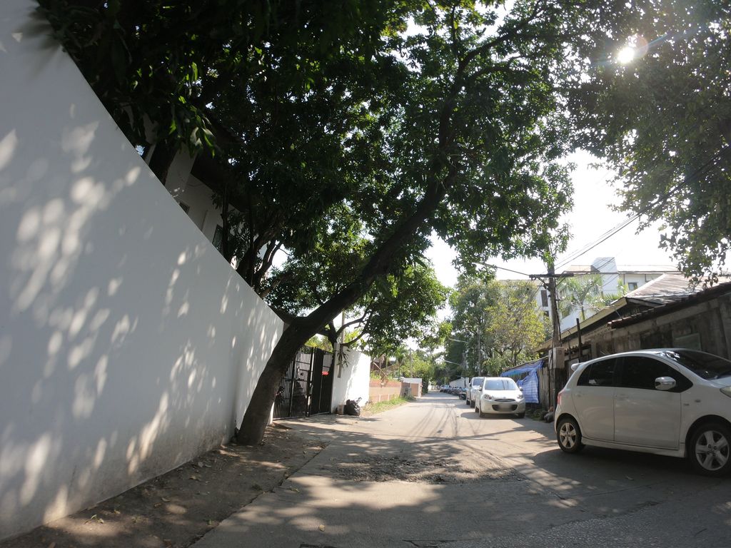 ภาพถนนตรงที่ Ketawa Kafe ตั้งอยู่ ถ่ายโดย chanuwath_grab พ.ศ. 2562 (2019) · A street-level view of where Ketawa Kafe stands, by chanuwath_grab in 2562 (2019)