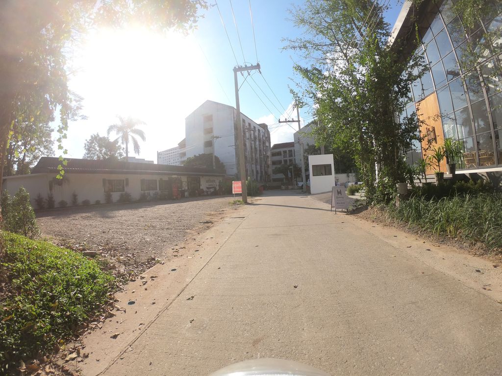 ภาพถนนตรงที่ อาหารตามสั่ง ตั้งอยู่ ถ่ายโดย chanuwath_grab พ.ศ. 2562 (2019) · A street-level view of where อาหารตามสั่ง · Ahantamsang stands, by chanuwath_grab in 2562 (2019)