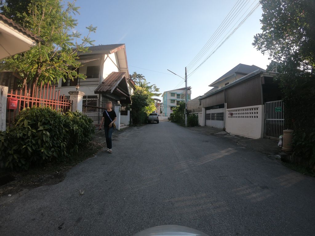 ภาพถนนตรงที่ ขนมบ้านอาจารย์ สาขาราชภัฏเชียงใหม่ ตั้งอยู่ ถ่ายโดย chanuwath_grab พ.ศ. 2562 (2019) · A street-level view of where ขนมบ้านอาจารย์ สาขาราชภัฏเชียงใหม่ · Khanom Ban Achan Sakha Ratchaphat Chiang Mai stands, by chanuwath_grab in 2562 (2019)