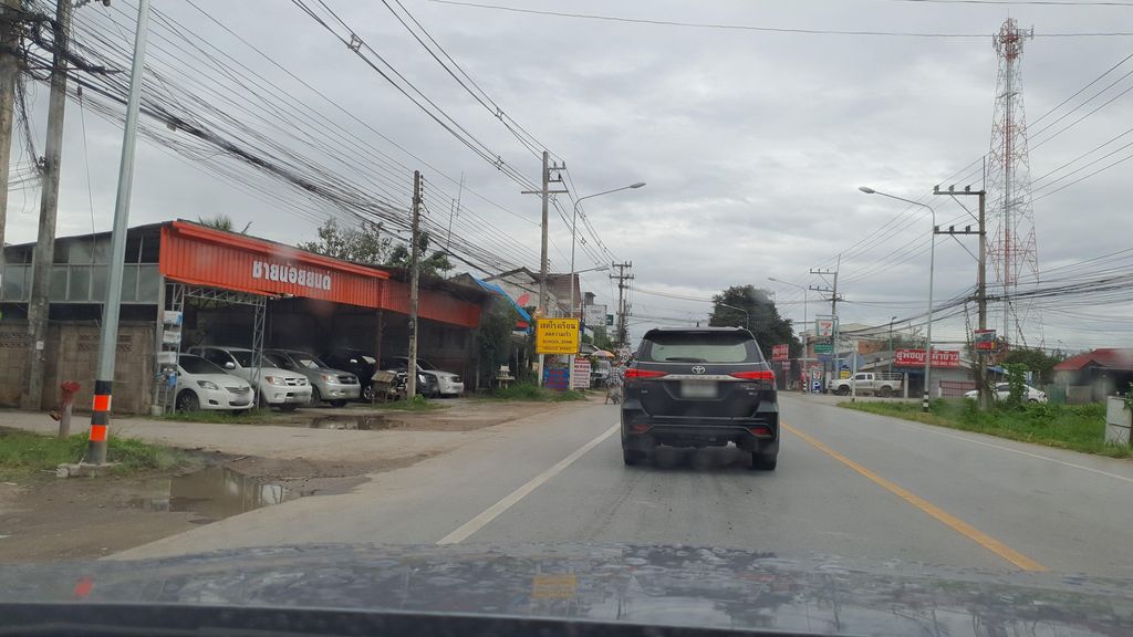 ภาพถนนตรงที่ หางดงการาจ ตั้งอยู่ ถ่ายโดย jrcarlsen พ.ศ. 2564 (2021) · A street-level view of where หางดงการาจ · Hang Dong Karat stands, by jrcarlsen in 2564 (2021)