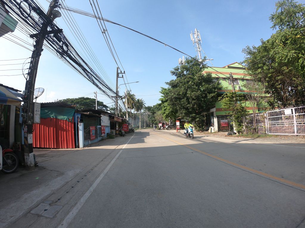 ภาพถนนตรงที่ กรีนเฮาส์หอพัก ตั้งอยู่ ถ่ายโดย chanuwath_grab พ.ศ. 2562 (2019) · A street-level view of where กรีนเฮาส์หอพัก · Green House Ho Phak stands, by chanuwath_grab in 2562 (2019)