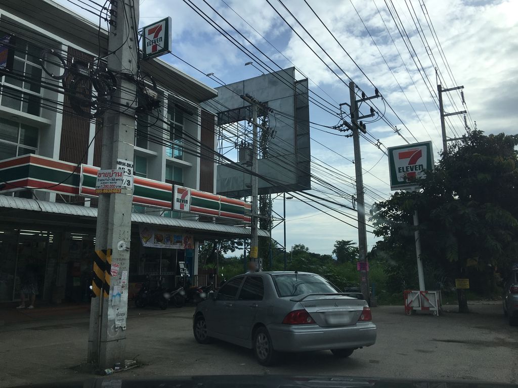 ภาพถนนตรงที่ ร้านพีพี หมูสดไก่สด เบทาโกร ตั้งอยู่ ถ่ายโดย wapriz พ.ศ. 2561 (2018) · A street-level view of where ร้านพีพี หมูสดไก่สด เบทาโกร · Ran Phiphi Mutdakaisot Bethako stands, by wapriz in 2561 (2018)