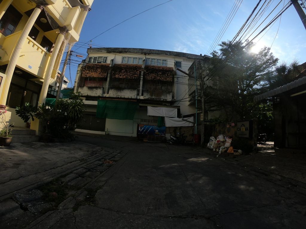 ภาพถนนตรงที่ Chetawan Thai Traditional Massage School ตั้งอยู่ ถ่ายโดย chanuwath_grab พ.ศ. 2562 (2019) · A street-level view of where Chetawan Thai Traditional Massage School stands, by chanuwath_grab in 2562 (2019)