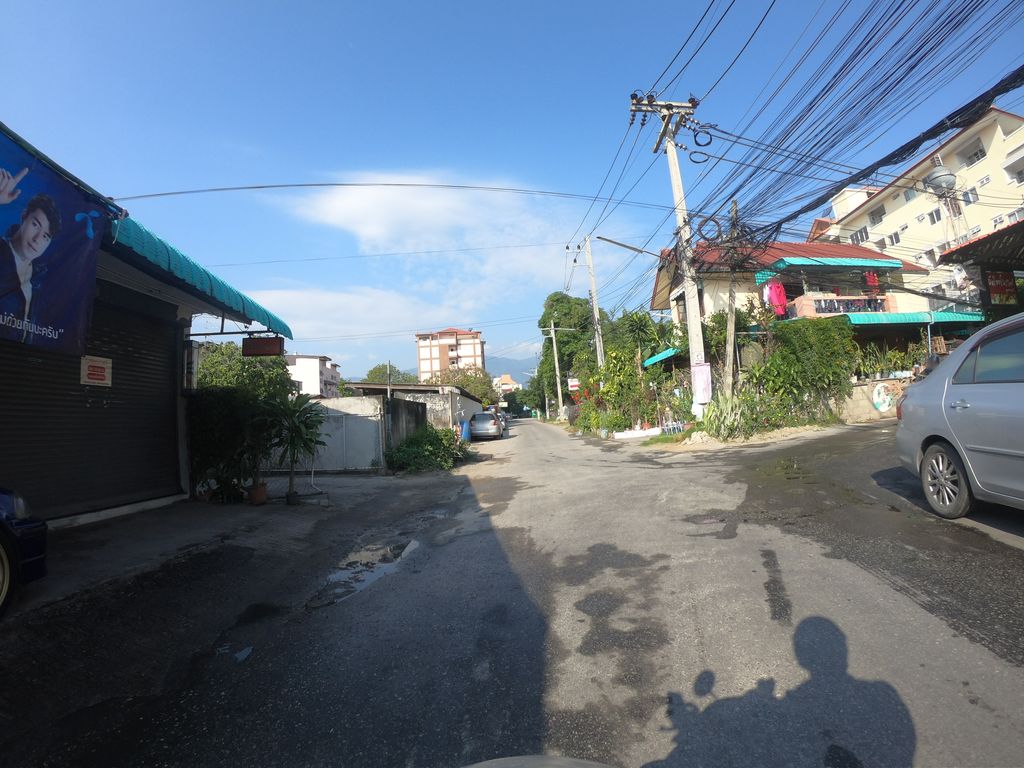 ภาพถนนตรงที่ ร้าน เฟรนด์โฟน เชียงใหม่ ตั้งอยู่ ถ่ายโดย chanuwath_grab พ.ศ. 2562 (2019) · A street-level view of where ร้าน เฟรนด์โฟน เชียงใหม่ · Ran Friend Fon Chiang Mai stands, by chanuwath_grab in 2562 (2019)