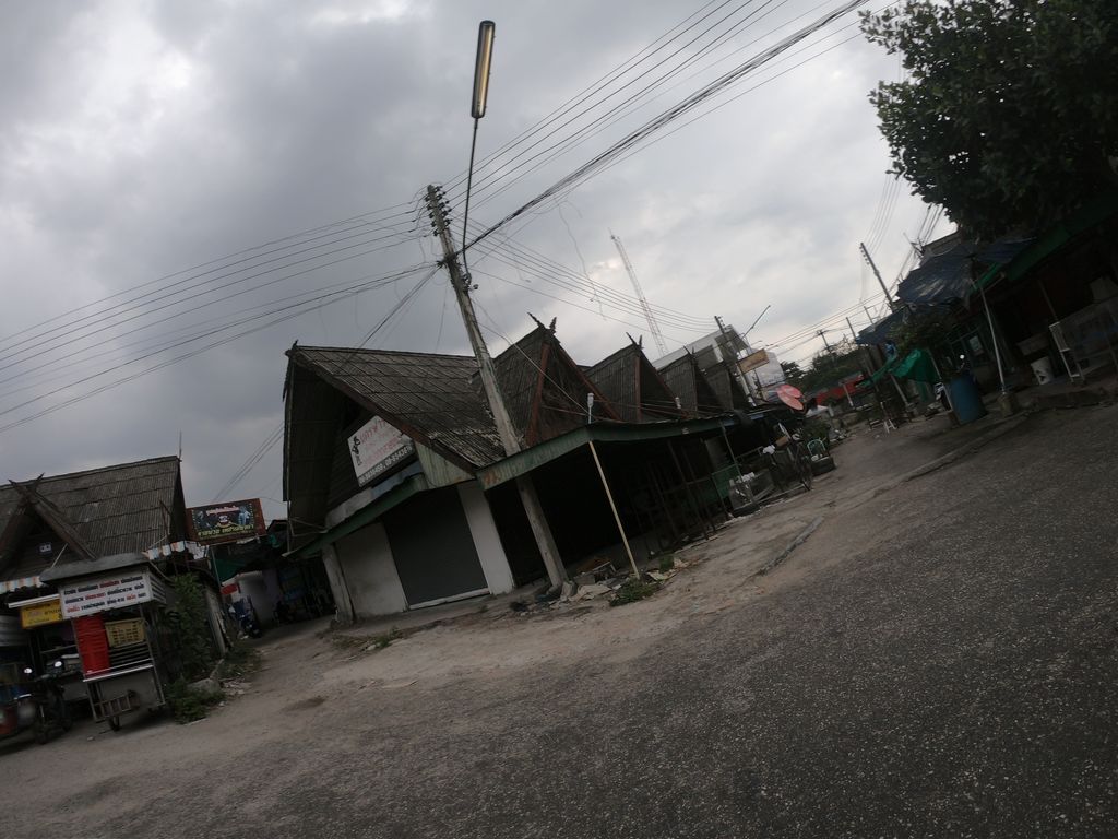 ภาพถนนตรงที่ ค่ายมวย ศิษย์เพชรเชียงคำ ตั้งอยู่ ถ่ายโดย chanuwath_grab พ.ศ. 2562 (2019) · A street-level view of where ค่ายมวย ศิษย์เพชรเชียงคำ · Khaimuai Sit Phet Chiangkham stands, by chanuwath_grab in 2562 (2019)