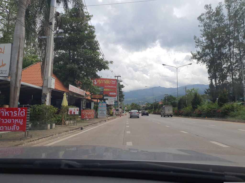 ภาพถนนตรงที่ โรงเตี๊ยม ตั้งอยู่ ถ่ายโดย jrcarlsen พ.ศ. 2566 (2023) · A street-level view of where โรงเตี๊ยม · Rongtiam stands, by jrcarlsen in 2566 (2023)