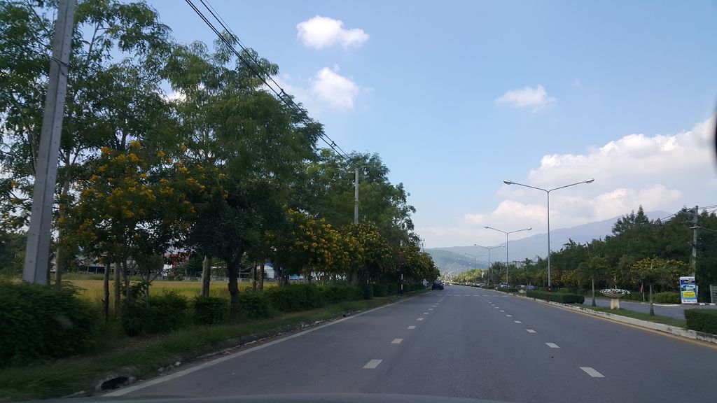 ภาพถนนตรงที่ R1 Resort Rajapruek Chiangmai ตั้งอยู่ ถ่ายโดย jrcarlsen พ.ศ. 2559 (2016) · A street-level view of where R1 Resort Rajapruek Chiangmai stands, by jrcarlsen in 2559 (2016)