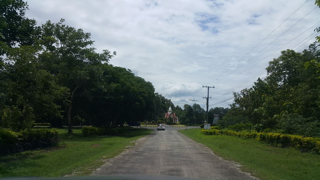 ภาพถนนตรงที่ Inthakin Green Village ตั้งอยู่ ถ่ายโดย jrcarlsen พ.ศ. 2560 (2017) · A street-level view of where Inthakin Green Village stands, by jrcarlsen in 2560 (2017)