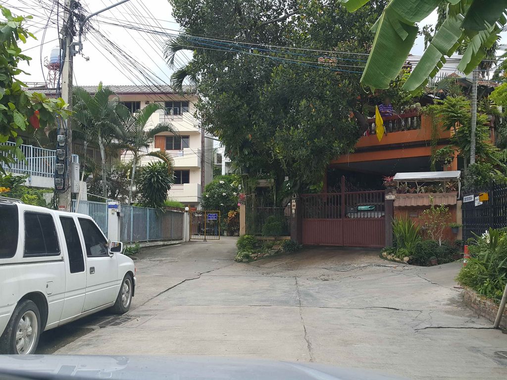 ภาพถนนตรงที่ Italics Restaurant & Rise Bar Chiang Mai ตั้งอยู่ ถ่ายโดย jrcarlsen พ.ศ. 2558 (2015) · A street-level view of where Italics Restaurant & Rise Bar Chiang Mai stands, by jrcarlsen in 2558 (2015)