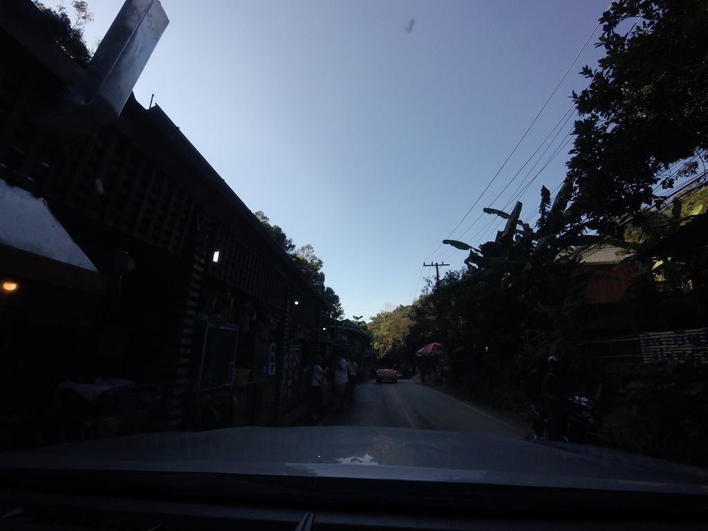 ภาพถนนตรงที่ เดอะดิง หมูจุ่ม ตั้งอยู่ ถ่ายโดย mishari พ.ศ. 2563 (2020) · A street-level view of where เดอะดิง หมูจุ่ม · Doeding Muchum stands, by mishari in 2563 (2020)