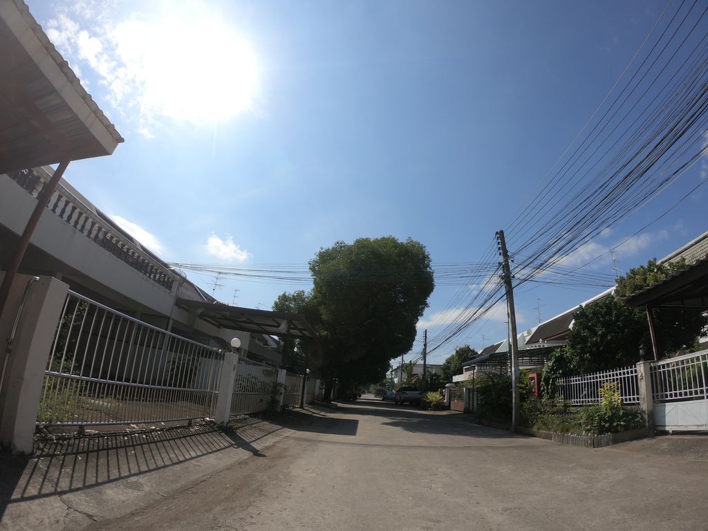 ภาพถนนตรงที่ The Great Escake ตั้งอยู่ ถ่ายโดย chanuwath_grab พ.ศ. 2562 (2019) · A street-level view of where The Great Escake stands, by chanuwath_grab in 2562 (2019)