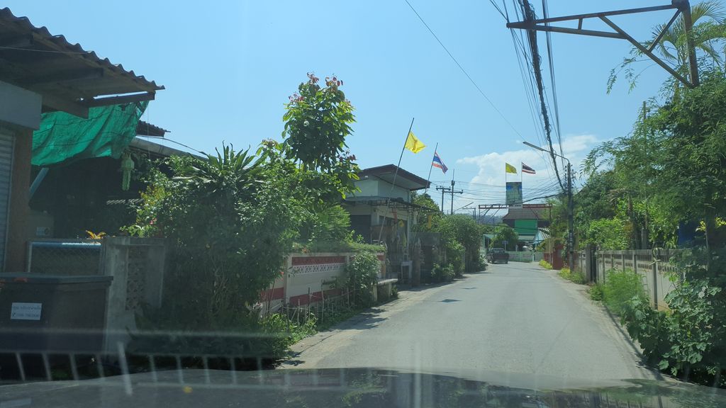 ภาพถนนตรงที่ ไส้ย่างตองกาย ตั้งอยู่ ถ่ายโดย jrcarlsen พ.ศ. 2564 (2021) · A street-level view of where ไส้ย่างตองกาย · Sainga Tongkai stands, by jrcarlsen in 2564 (2021)