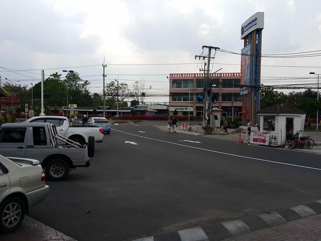 ภาพถนนตรงที่ เรียนภาษาอังกฤษเชียงใหม่-Daruno Kids English ตั้งอยู่ ถ่ายโดย jrcarlsen พ.ศ. 2558 (2015) · A street-level view of where เรียนภาษาอังกฤษเชียงใหม่-Daruno Kids English stands, by jrcarlsen in 2558 (2015)