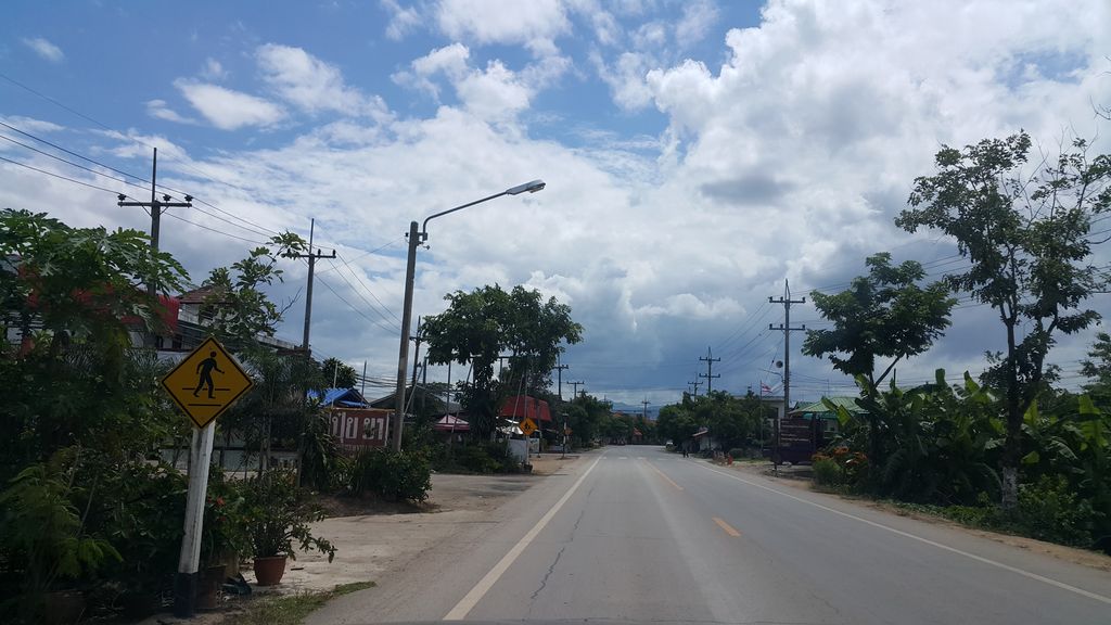 ภาพถนนตรงที่ Nori Farm ตั้งอยู่ ถ่ายโดย jrcarlsen พ.ศ. 2560 (2017) · A street-level view of where Nori Farm stands, by jrcarlsen in 2560 (2017)