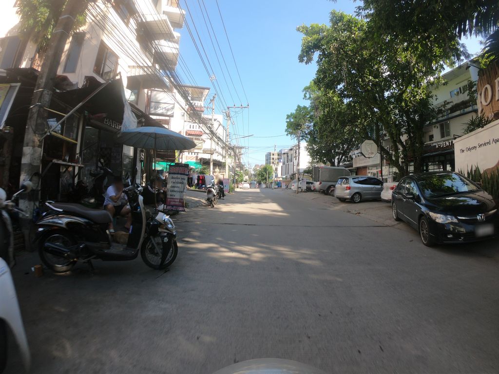 ภาพถนนตรงที่ โต๊ะตัดผมชาย ตั้งอยู่ ถ่ายโดย chanuwath_grab พ.ศ. 2562 (2019) · A street-level view of where โต๊ะตัดผมชาย · Totatphomchai stands, by chanuwath_grab in 2562 (2019)
