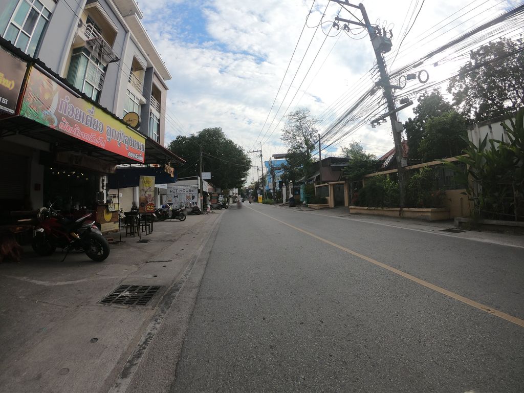ภาพถนนตรงที่ หมอน๊อต คลินิก ตั้งอยู่ ถ่ายโดย chanuwath_grab พ.ศ. 2562 (2019) · A street-level view of where หมอน๊อต คลินิก · Mo Not Clinic stands, by chanuwath_grab in 2562 (2019)
