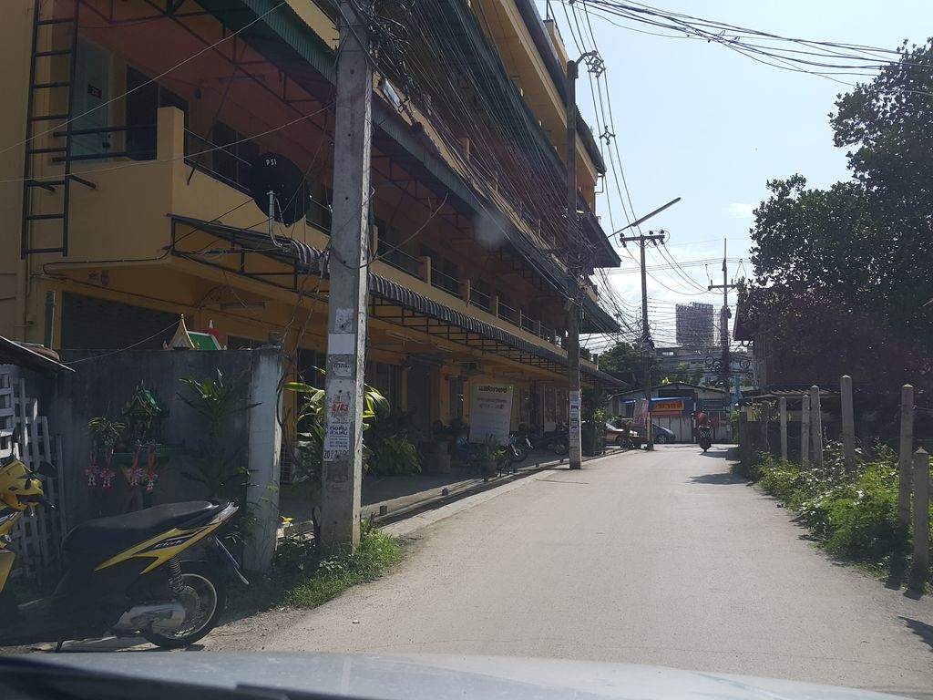 ภาพถนนตรงที่ Communication Arts Payap University ,Official ตั้งอยู่ ถ่ายโดย jrcarlsen พ.ศ. 2558 (2015) · A street-level view of where Communication Arts Payap University ,Official stands, by jrcarlsen in 2558 (2015)