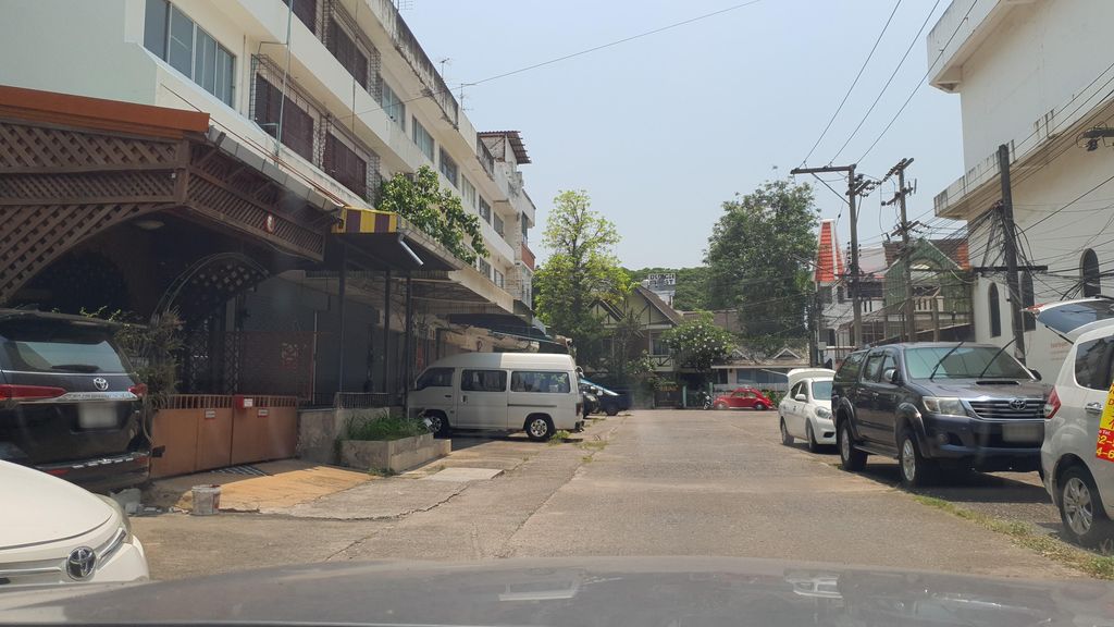 ภาพถนนตรงที่ ส.วัฒนายนต์ ตั้งอยู่ ถ่ายโดย jrcarlsen พ.ศ. 2565 (2022) · A street-level view of where ส.วัฒนายนต์ · Sa.watnaina stands, by jrcarlsen in 2565 (2022)