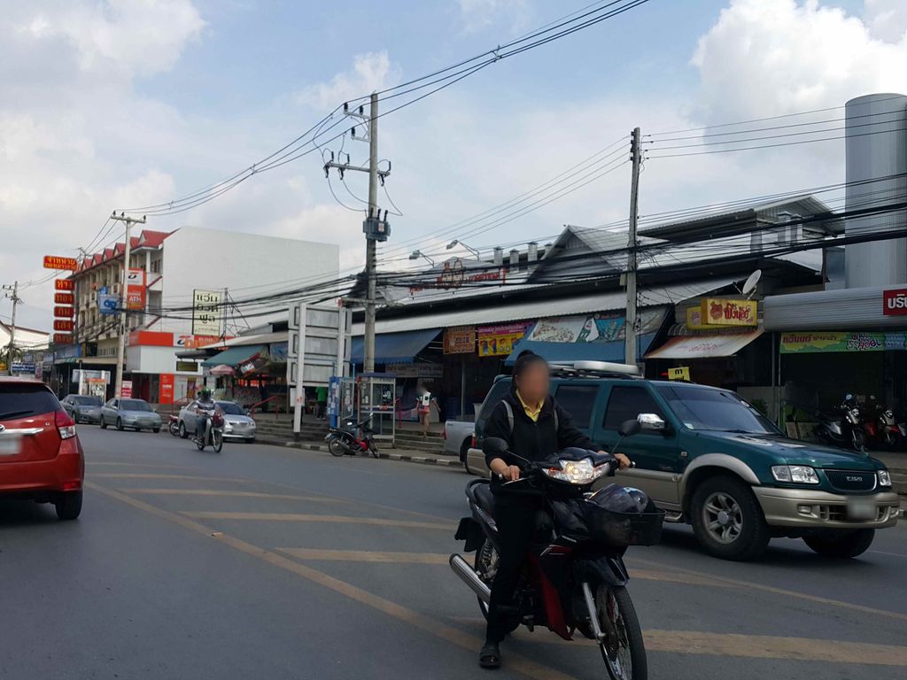 ภาพถนนตรงที่ น.หนึ่ง ส้าเดิ๊กๆ ลาบขม ซะปะย่าง ตั้งอยู่ ถ่ายโดย jrcarlsen พ.ศ. 2558 (2015) · A street-level view of where น.หนึ่ง ส้าเดิ๊กๆ ลาบขม ซะปะย่าง · Na.nueng Sadoekdoek Lapkhom Sapayang stands, by jrcarlsen in 2558 (2015)