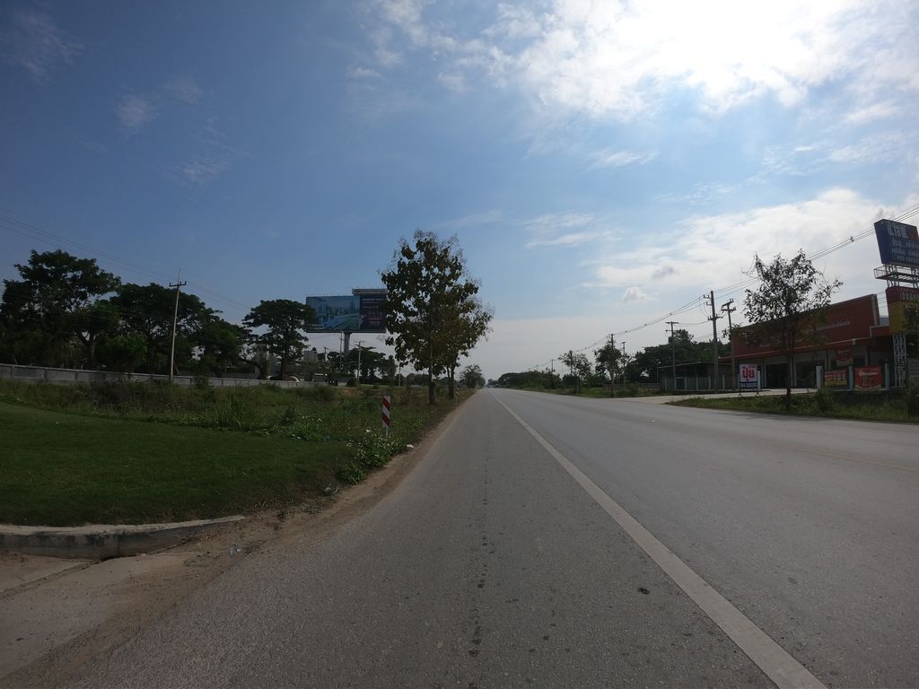 ภาพถนนตรงที่ บุราสิริ สันผีเสื้อ ตั้งอยู่ ถ่ายโดย chanuwath_grab พ.ศ. 2562 (2019) · A street-level view of where บุราสิริ สันผีเสื้อ · Burasiri San Phisuea stands, by chanuwath_grab in 2562 (2019)