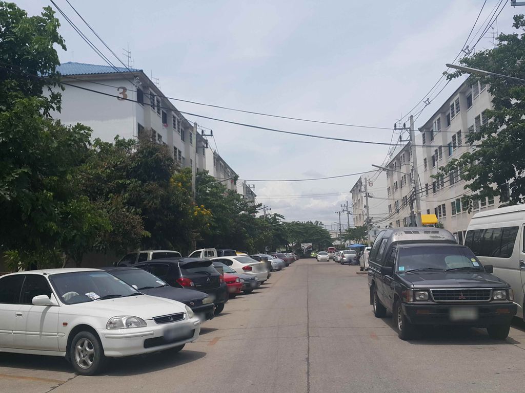 ภาพถนนตรงที่ บ้านเอื้ออาทรหนองหอย1 ตั้งอยู่ ถ่ายโดย jrcarlsen พ.ศ. 2558 (2015) · A street-level view of where บ้านเอื้ออาทรหนองหอย1 · Ban Ueaat Nong Hoi1 stands, by jrcarlsen in 2558 (2015)
