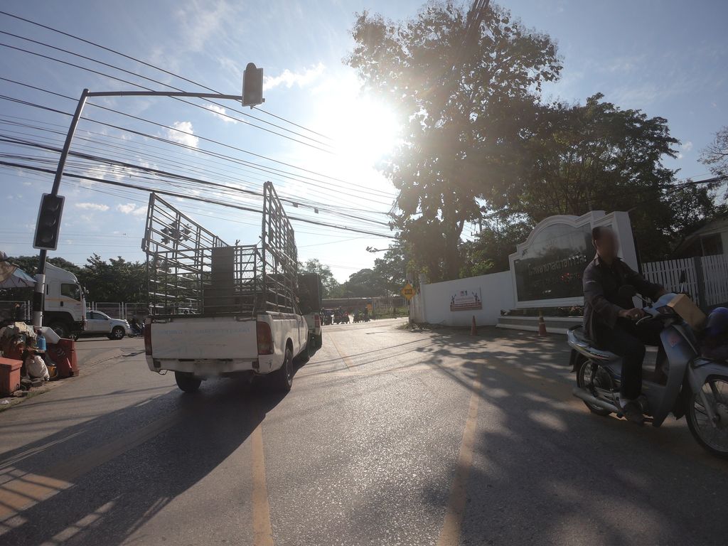 ภาพถนนตรงที่ ประตูหลังโรงพยาบาลค่าย ตั้งอยู่ ถ่ายโดย chanuwath_grab พ.ศ. 2562 (2019) · A street-level view of where ประตูหลังโรงพยาบาลค่าย · Pratu Lang Rongphayaban Khai stands, by chanuwath_grab in 2562 (2019)