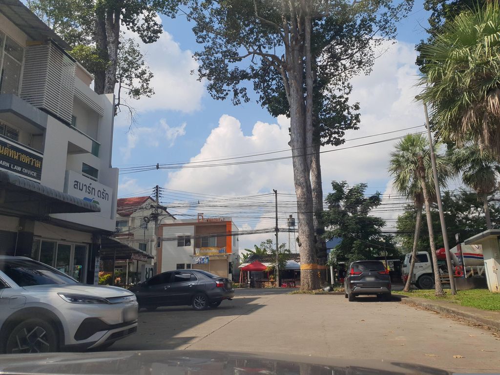 ภาพถนนตรงที่ สารภี นวดแผนไทย ตั้งอยู่ ถ่ายโดย jrcarlsen พ.ศ. 2566 (2023) · A street-level view of where สารภี นวดแผนไทย · Saraphi Nuatphaenthai stands, by jrcarlsen in 2566 (2023)