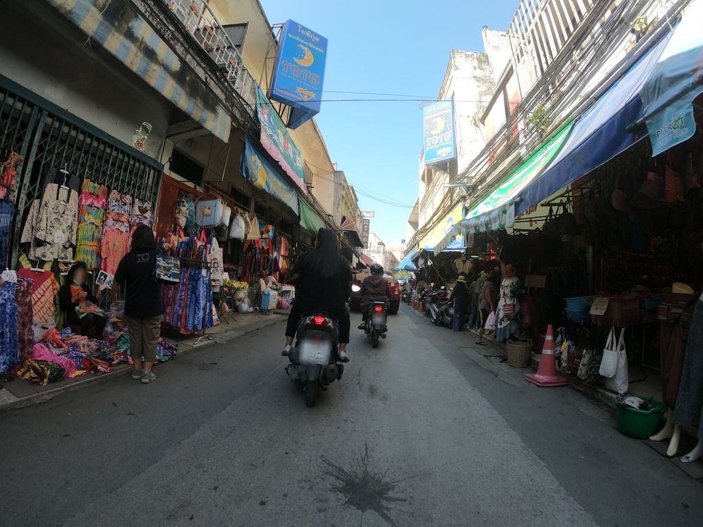 ภาพถนนตรงที่ ร้านทองเเม่บุญเรือง ตั้งอยู่ ถ่ายโดย chanuwath_grab พ.ศ. 2562 (2019) · A street-level view of where ร้านทองเเม่บุญเรือง · Ran Thong Me Bunrueang stands, by chanuwath_grab in 2562 (2019)