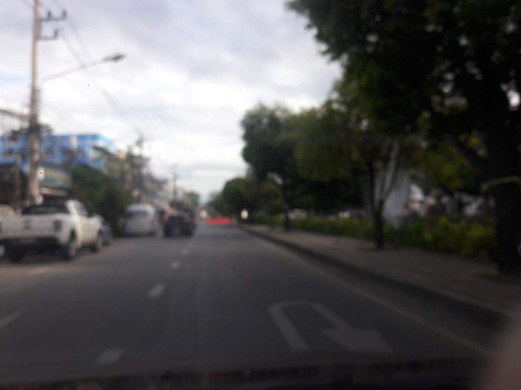 ภาพถนนตรงที่ Hugsa กลางเวียง ตั้งอยู่ ถ่ายโดย ratchaphat พ.ศ. 2561 (2018) · A street-level view of where Hugsa กลางเวียง stands, by ratchaphat in 2561 (2018)