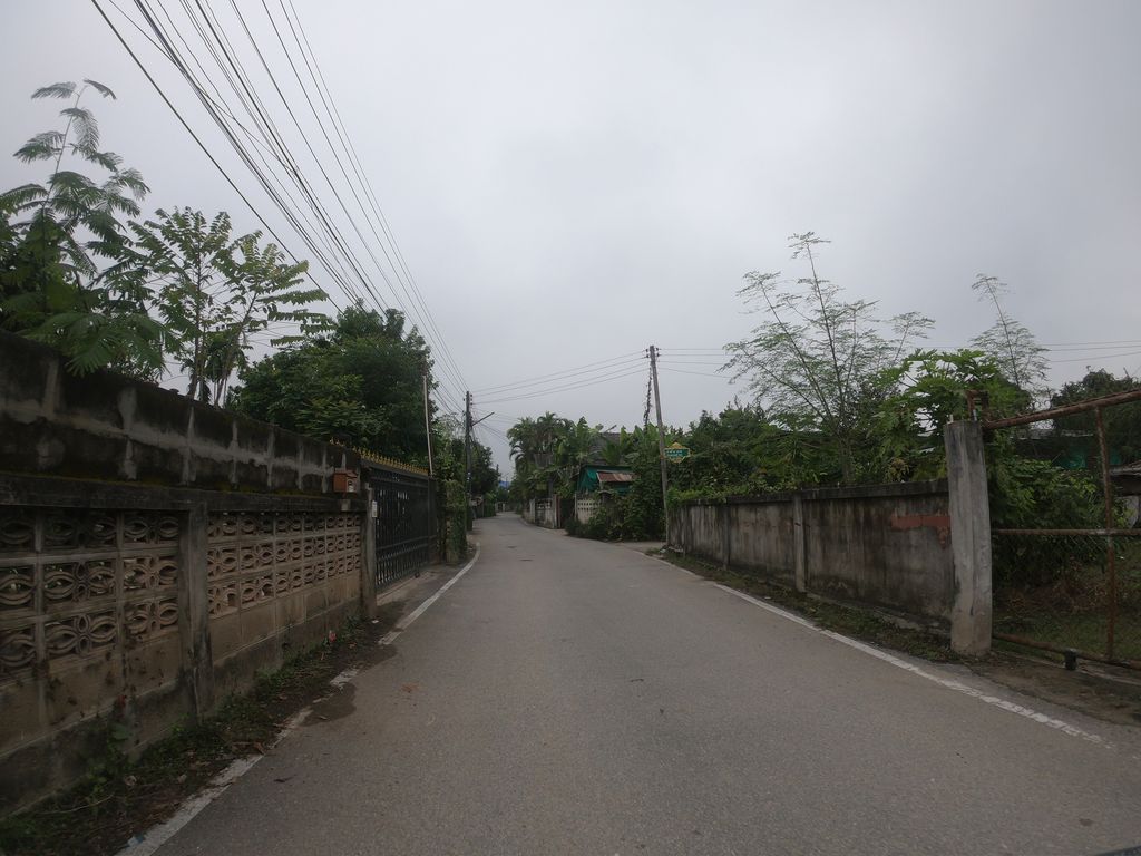 ภาพถนนตรงที่ หอพัก บ้านคลาสสิค ตั้งอยู่ ถ่ายโดย chanuwath_grab พ.ศ. 2562 (2019) · A street-level view of where หอพัก บ้านคลาสสิค · Ban Khlatsik Dormitory stands, by chanuwath_grab in 2562 (2019)