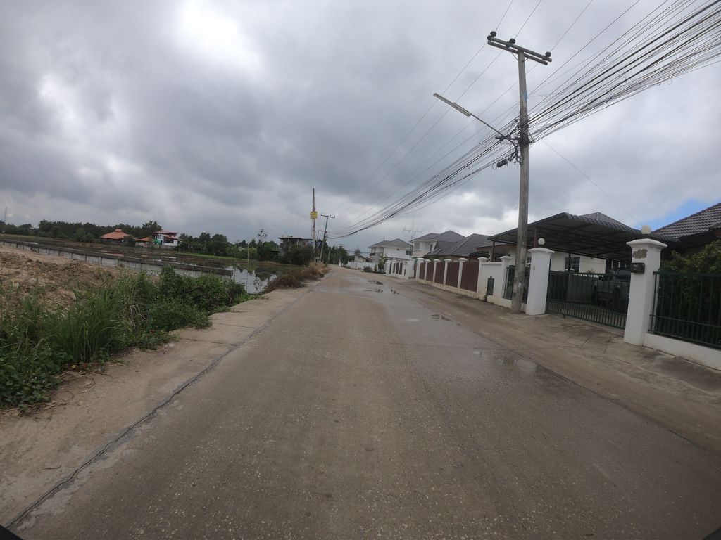 ภาพถนนตรงที่ ร้านชำบาร์ ตั้งอยู่ ถ่ายโดย chanuwath_grab พ.ศ. 2562 (2019) · A street-level view of where ร้านชำบาร์ · Ran Cham Bar stands, by chanuwath_grab in 2562 (2019)