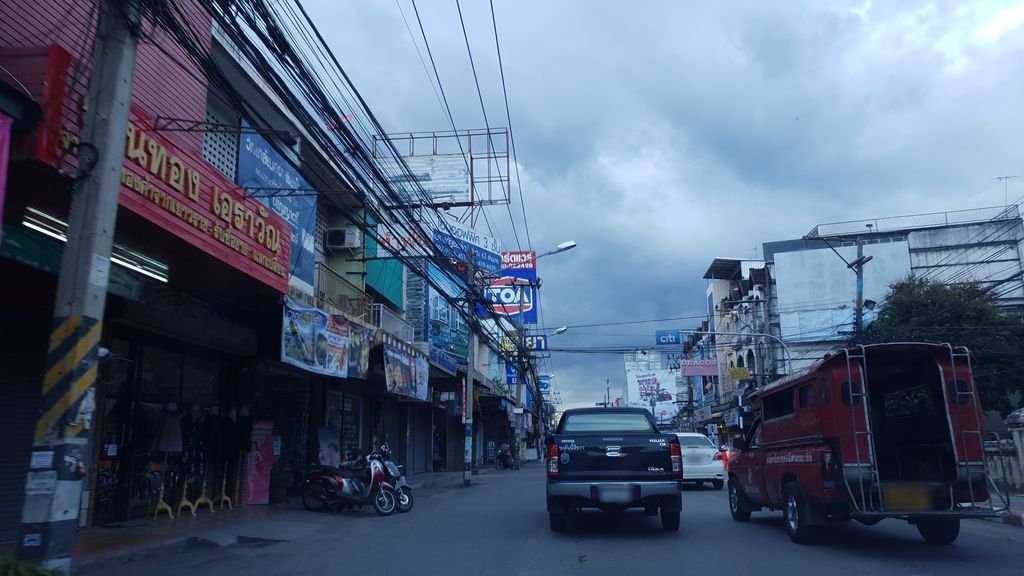 ภาพถนนตรงที่ สรัม คาเฟ่ Srūm cafè ตั้งอยู่ ถ่ายโดย silamanee พ.ศ. 2561 (2018) · A street-level view of where สรัม คาเฟ่ Srūm cafè stands, by silamanee in 2561 (2018)