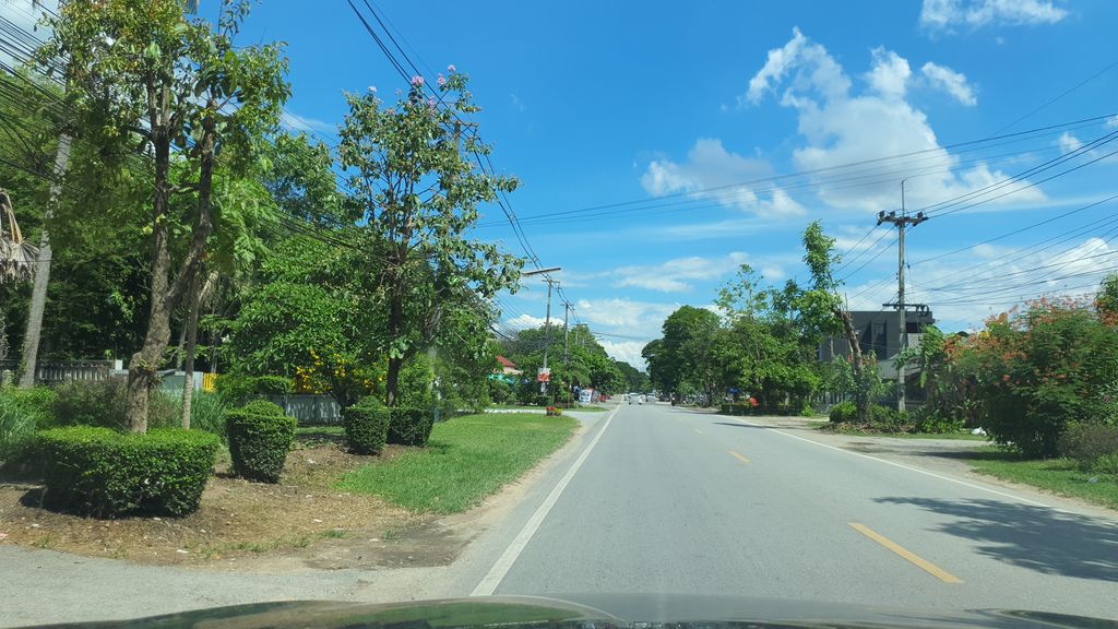 ภาพถนนตรงที่ หอพักกัลยา ตั้งอยู่ ถ่ายโดย jrcarlsen พ.ศ. 2564 (2021) · A street-level view of where หอพักกัลยา · Kanya Dormitory stands, by jrcarlsen in 2564 (2021)