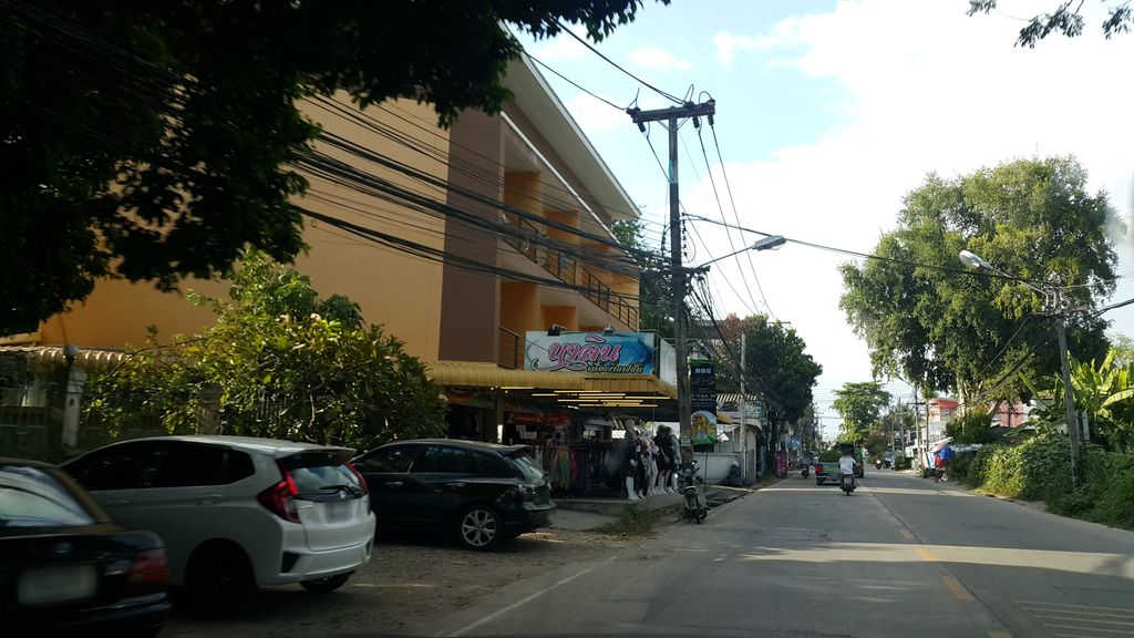 ภาพถนนตรงที่ ก๋วยเตี๋ยวคำหวาน สาขาทุ่งโฮเต็ล ตั้งอยู่ ถ่ายโดย jrcarlsen พ.ศ. 2559 (2016) · A street-level view of where ก๋วยเตี๋ยวคำหวาน สาขาทุ่งโฮเต็ล · Kuaitiao Khamwan Sakha Thung Hotel stands, by jrcarlsen in 2559 (2016)